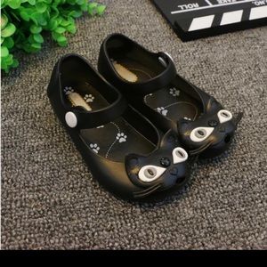 Girls black kitty jelly shoes